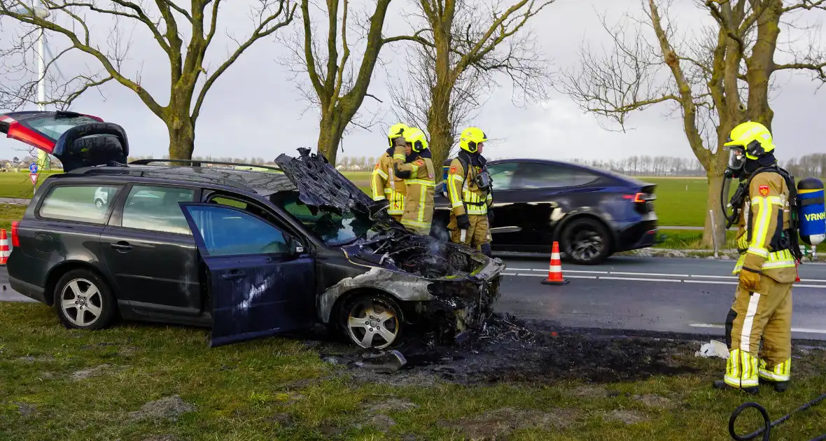 Auto tijdens rijden in brand gevlogen op provinciale weg