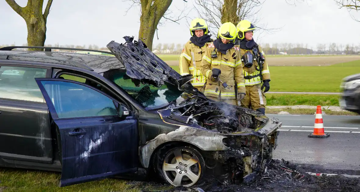 Auto tijdens rijden in brand gevlogen op provinciale weg - Foto 2