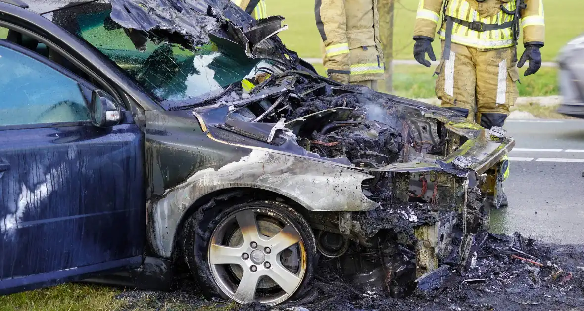Auto tijdens rijden in brand gevlogen op provinciale weg - Foto 3