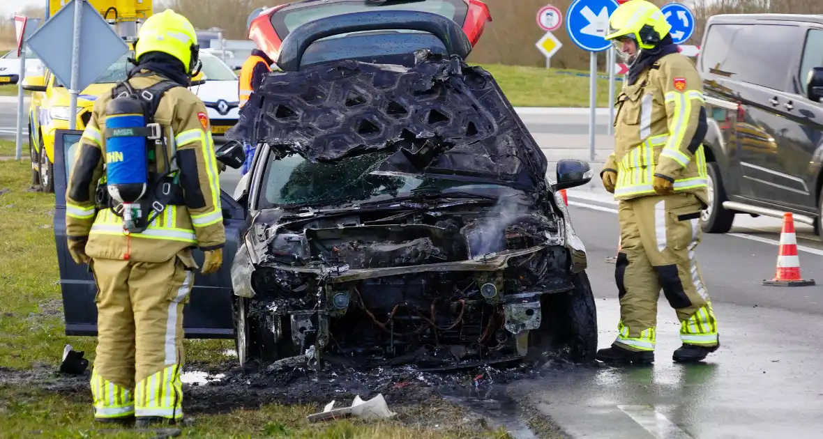 Auto tijdens rijden in brand gevlogen op provinciale weg - Foto 4