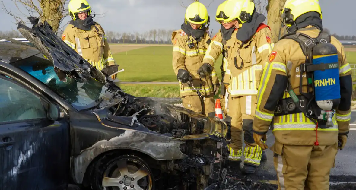Auto tijdens rijden in brand gevlogen op provinciale weg - Foto 5