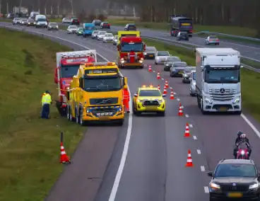 Lange file op snelweg A28 door defecte vrachtwagen