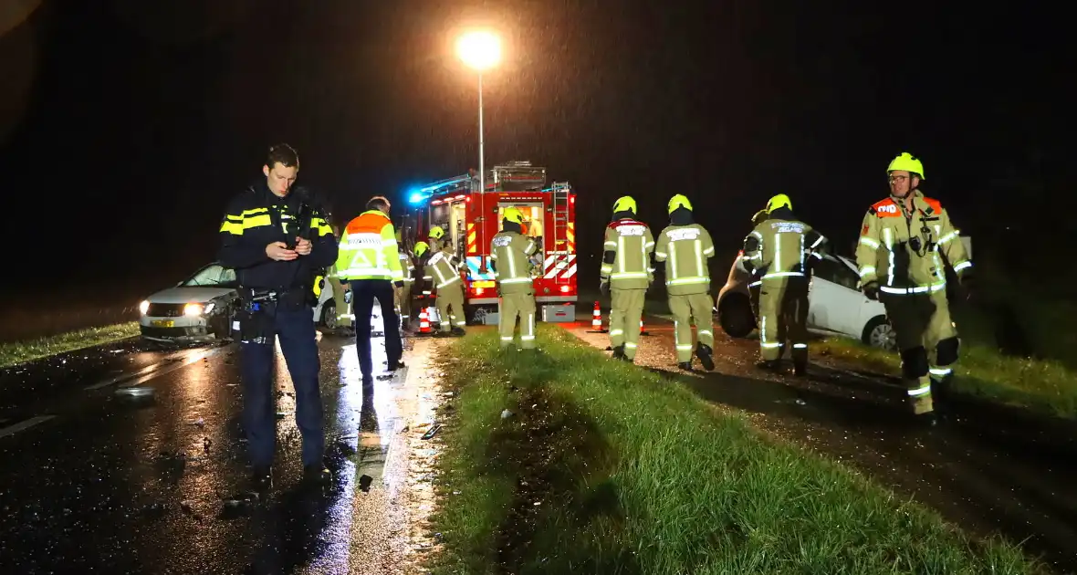Gewonde naar ziekenhuis na aanrijding - Foto 1