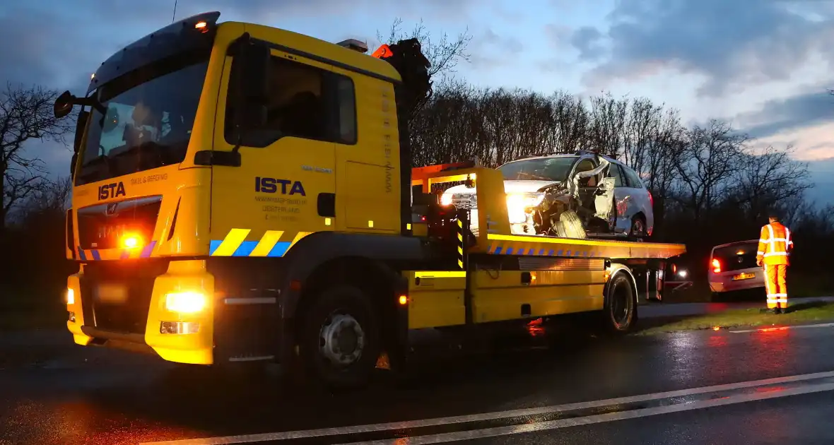 Gewonde naar ziekenhuis na aanrijding - Foto 13