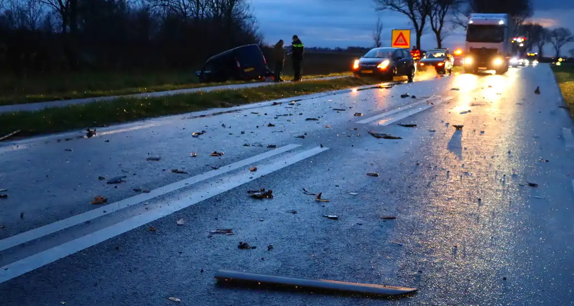 Gewonde naar ziekenhuis na aanrijding - Foto 14