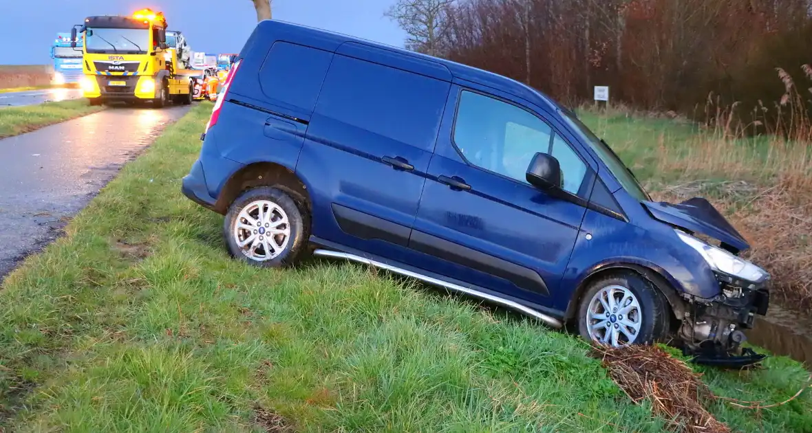 Gewonde naar ziekenhuis na aanrijding - Foto 17