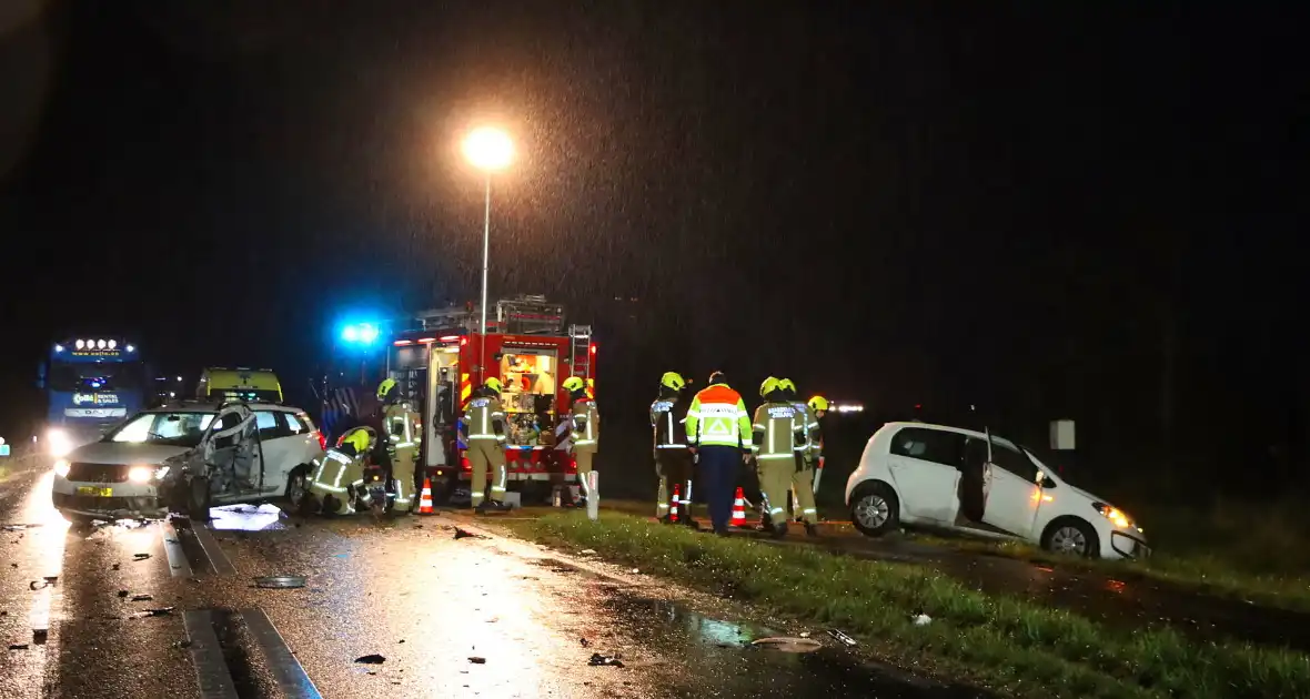 Gewonde naar ziekenhuis na aanrijding - Foto 2