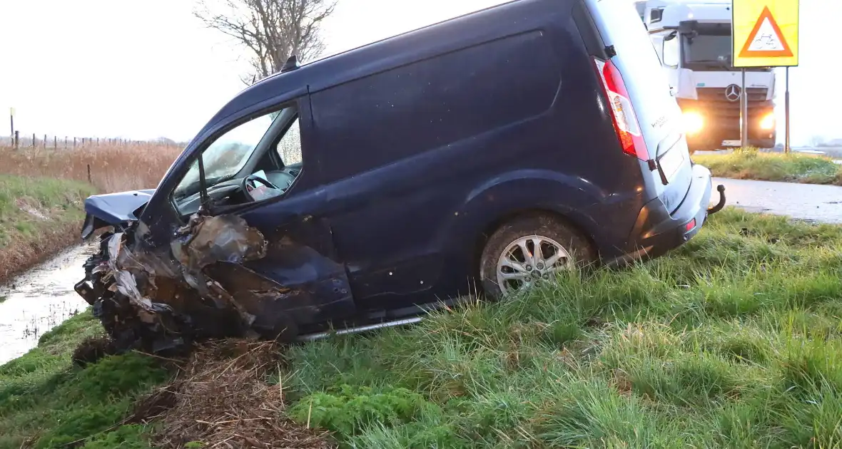 Gewonde naar ziekenhuis na aanrijding - Foto 20