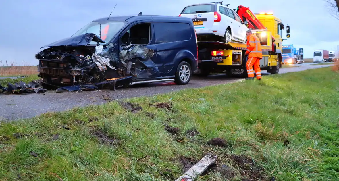 Gewonde naar ziekenhuis na aanrijding - Foto 21