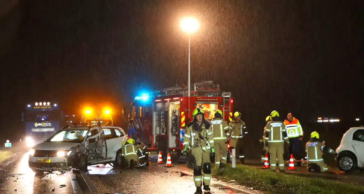 Gewonde naar ziekenhuis na aanrijding - Foto 3