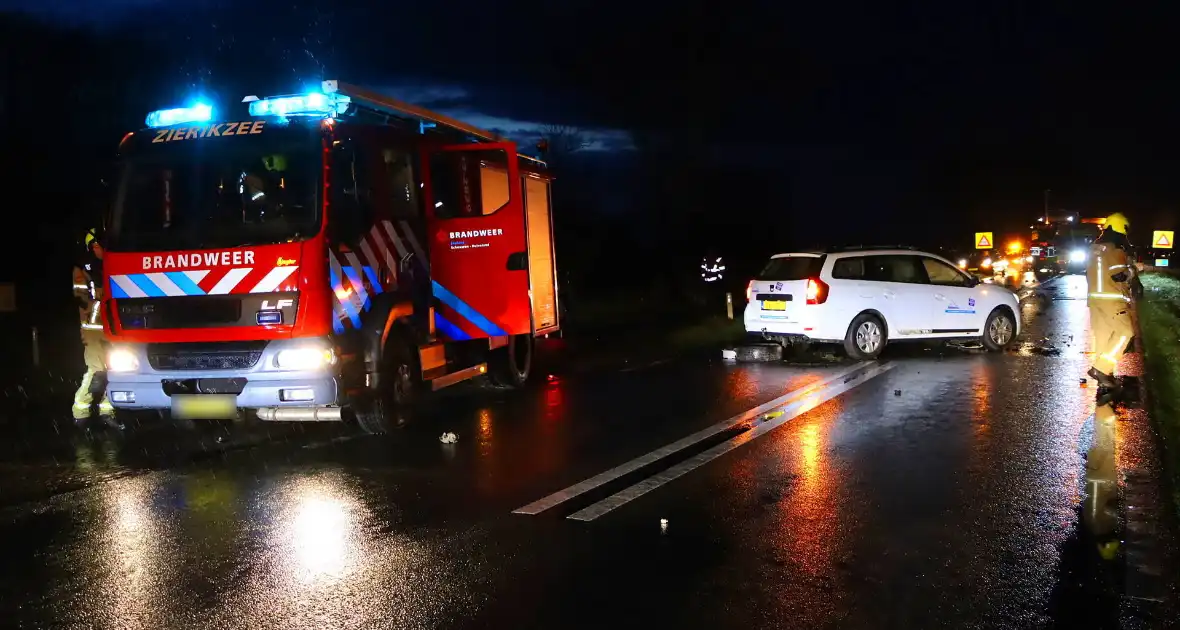 Gewonde naar ziekenhuis na aanrijding - Foto 5