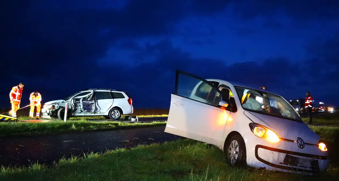Gewonde naar ziekenhuis na aanrijding - Foto 8