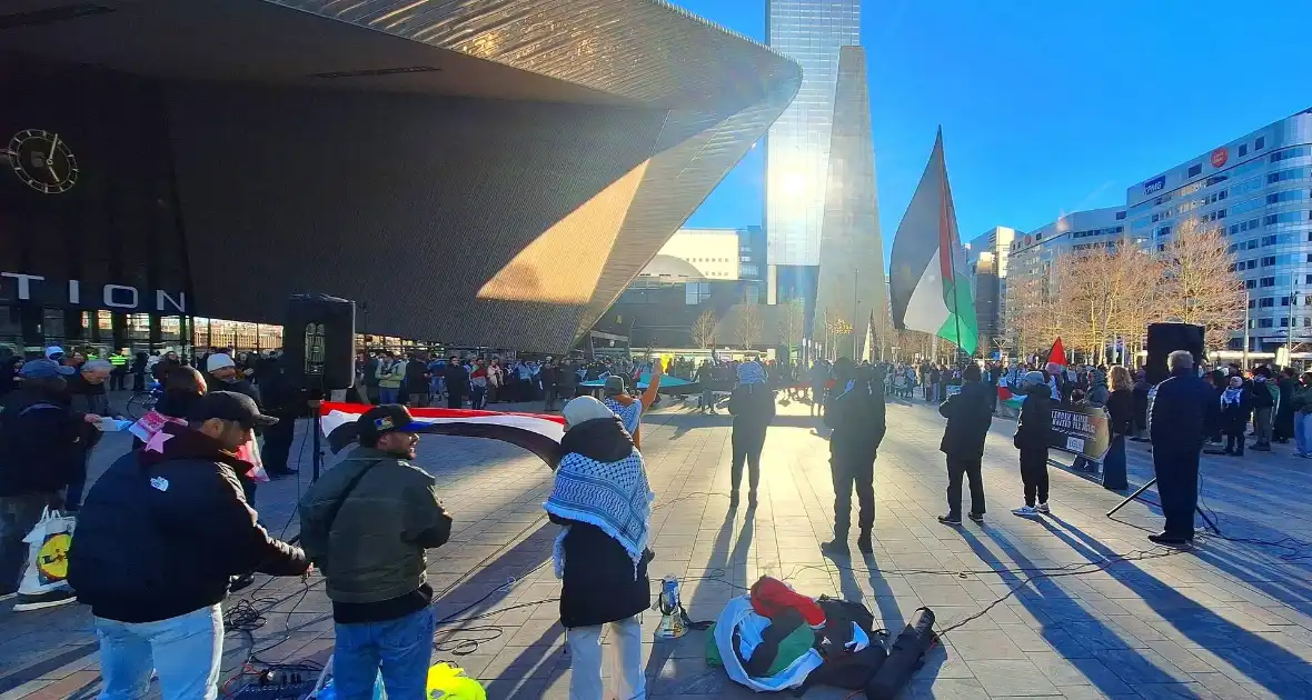 Pro Palestina demonstratie voor centraal station - Foto 1
