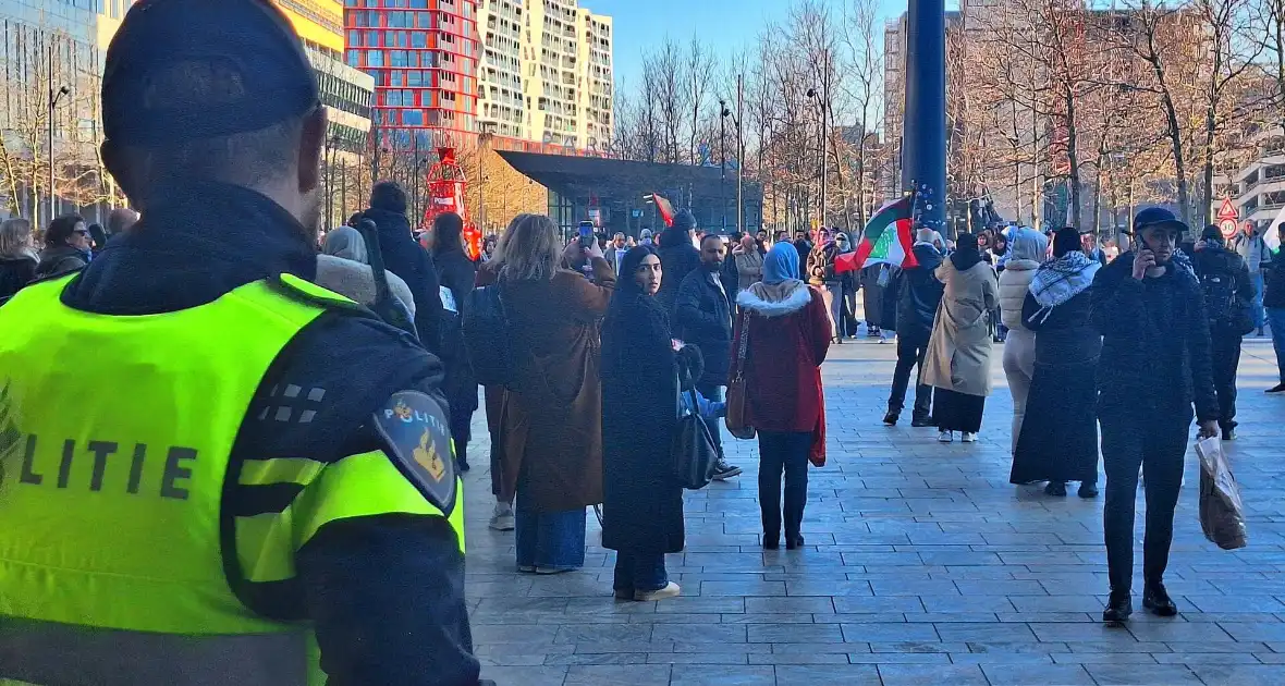 Pro Palestina demonstratie voor centraal station - Foto 2
