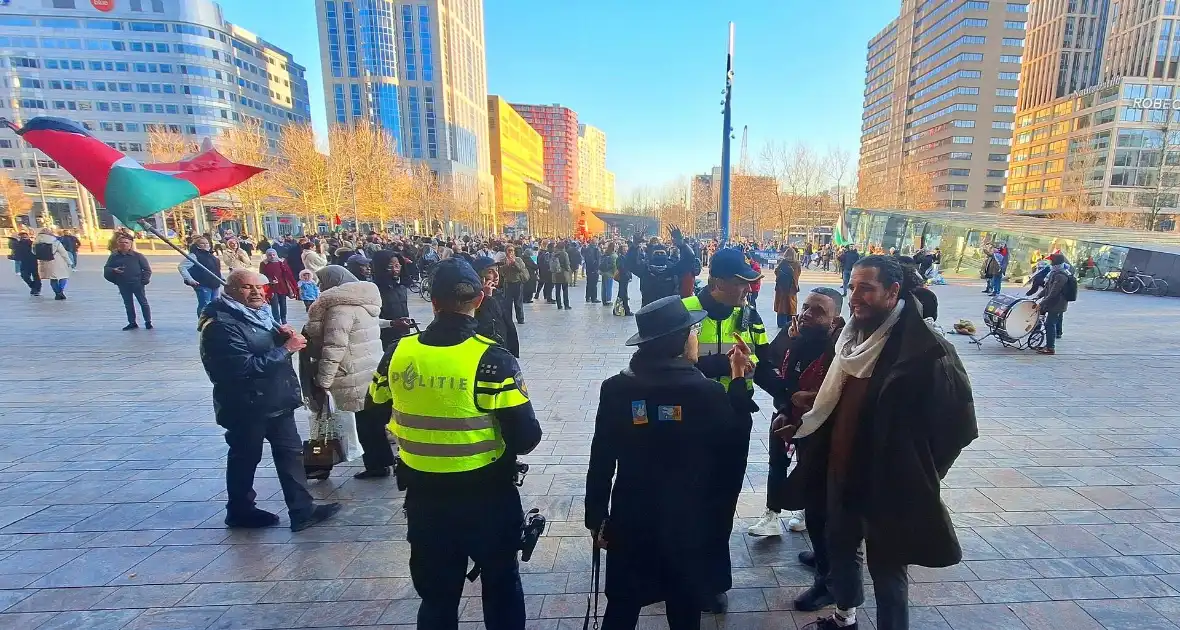 Pro Palestina demonstratie voor centraal station - Foto 3