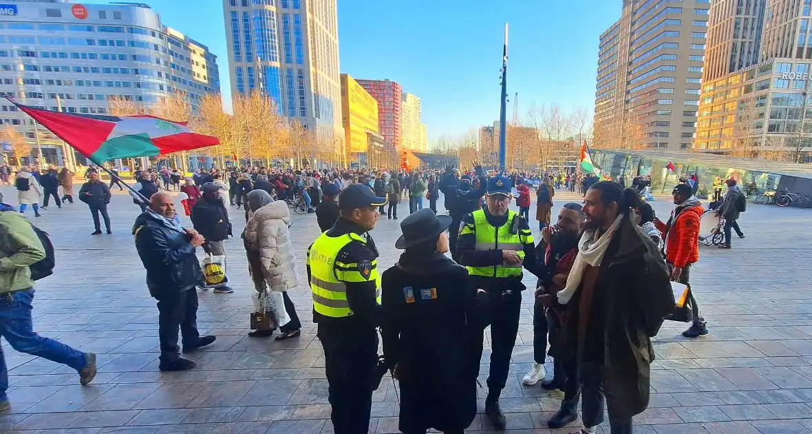 Pro Palestina demonstratie voor centraal station - Foto 4