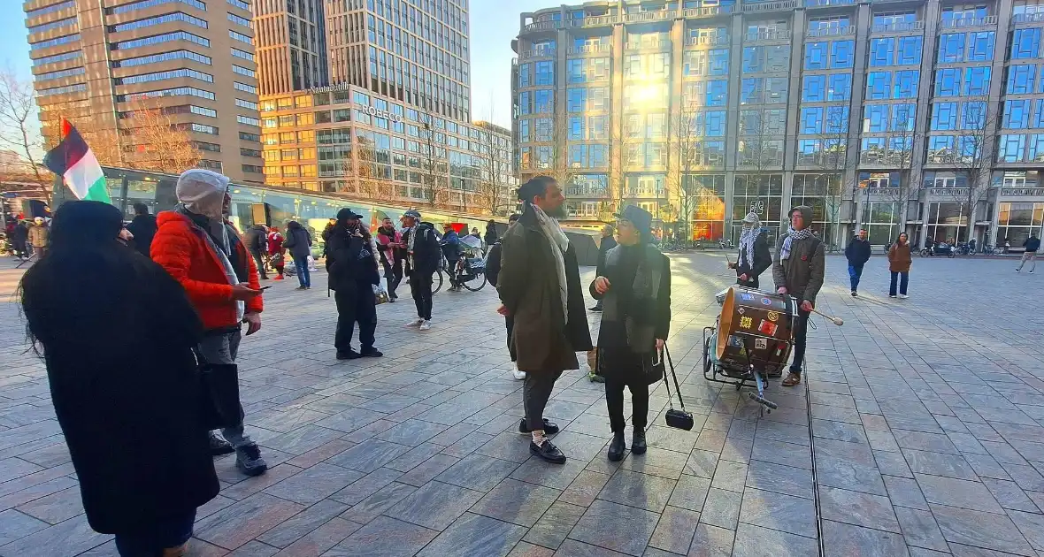Pro Palestina demonstratie voor centraal station - Foto 5