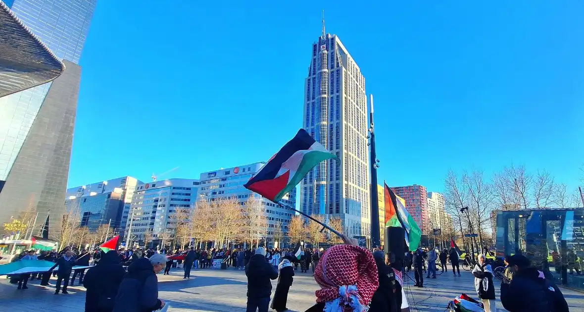 Pro Palestina demonstratie voor centraal station - Foto 6