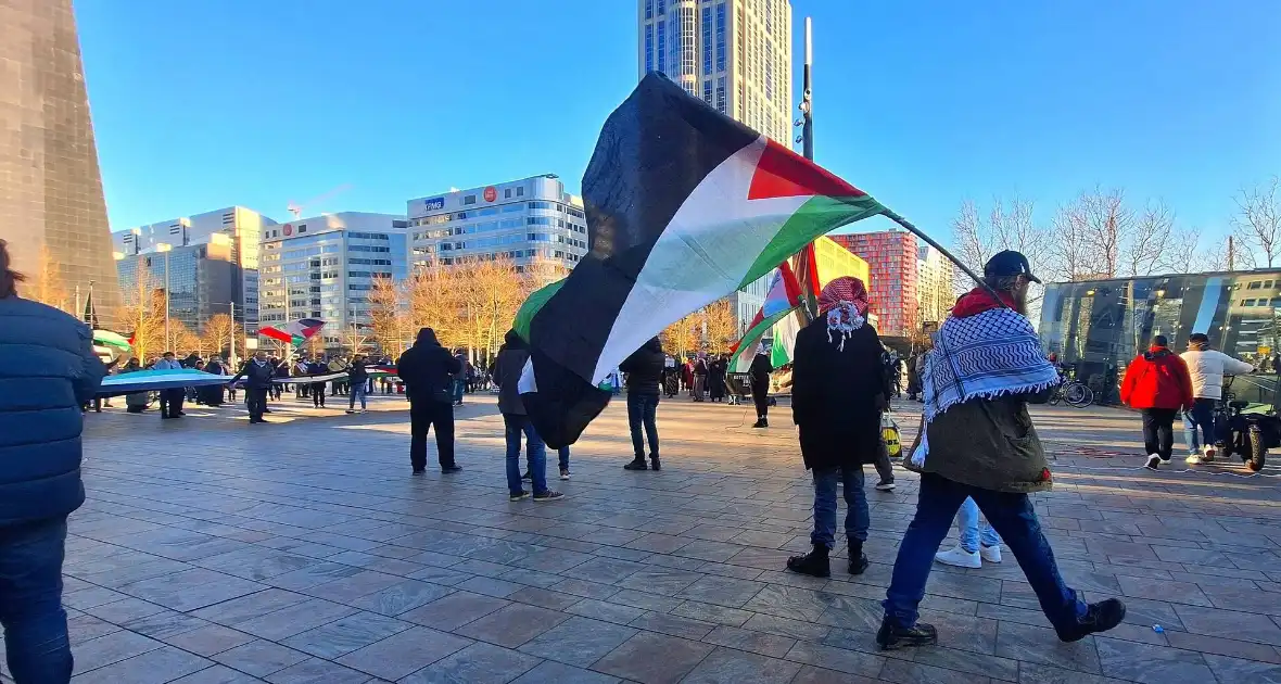 Pro Palestina demonstratie voor centraal station - Foto 7