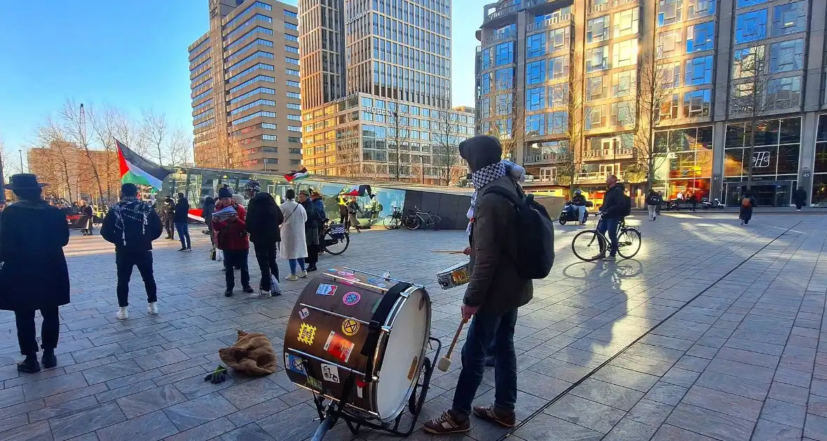 Pro Palestina demonstratie voor centraal station - Foto 8