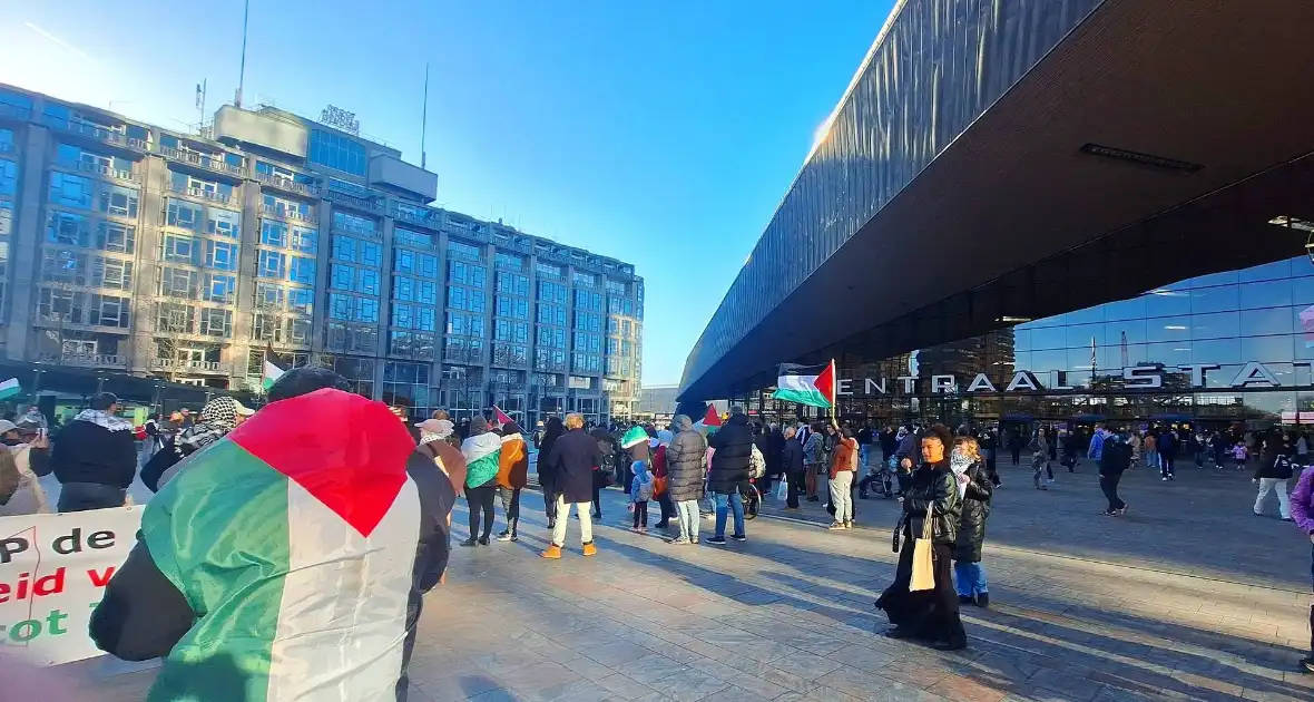 Pro Palestina demonstratie voor centraal station - Foto 9