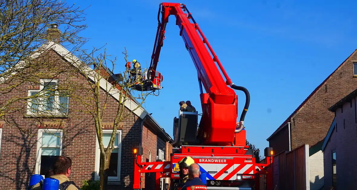Brandweer blust brand achter zonnepanelen - Foto 2