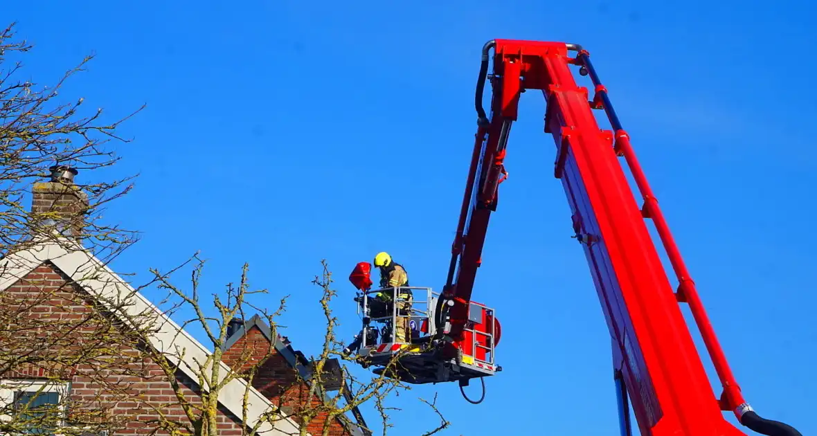Brandweer blust brand achter zonnepanelen - Foto 3