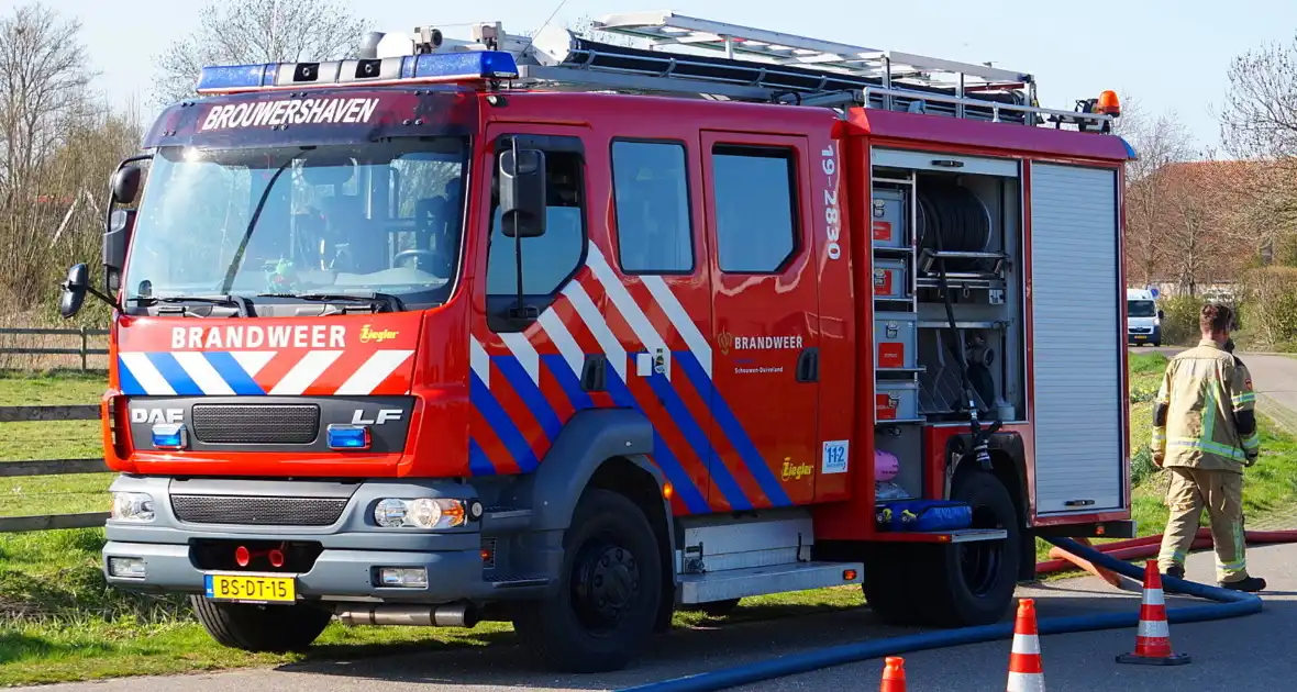 Brandweer blust brand achter zonnepanelen - Foto 4