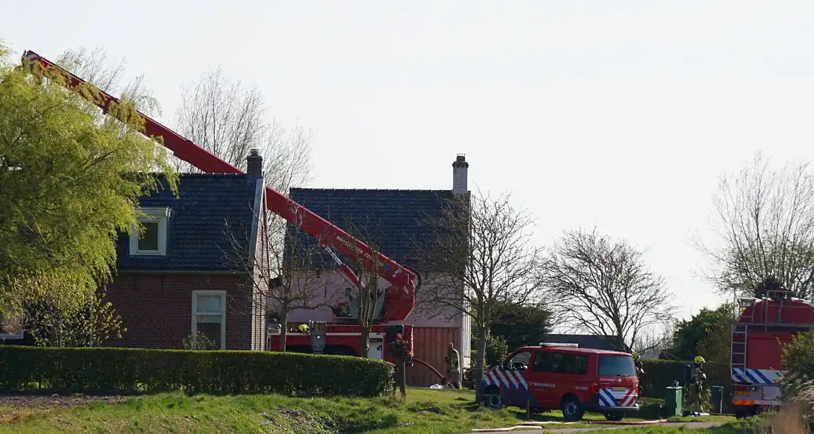Brandweer blust brand achter zonnepanelen - Foto 5