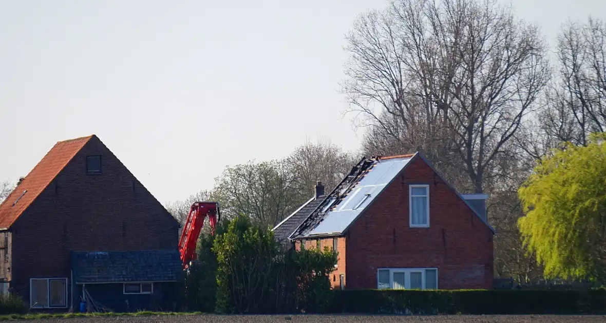 Brandweer blust brand achter zonnepanelen - Foto 6