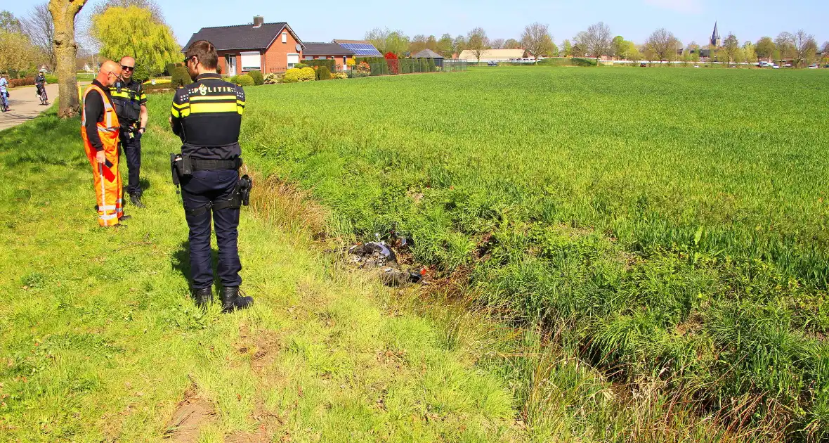 Motorrijder schuift over wegdek en belandt in sloot