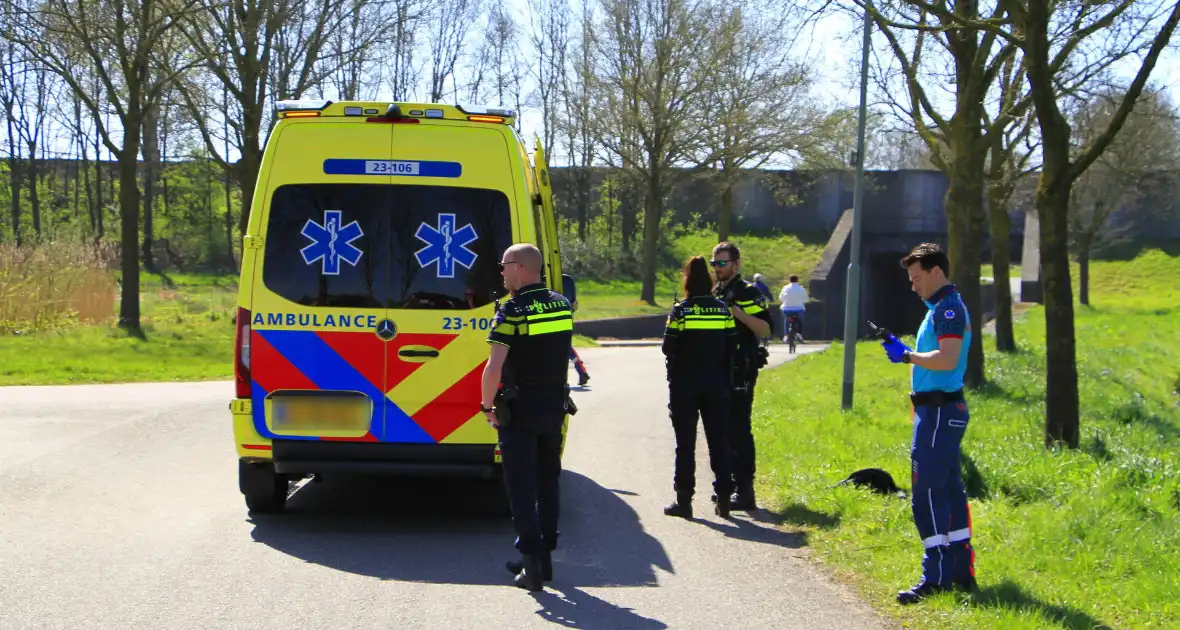 Motorrijder schuift over wegdek en belandt in sloot - Foto 10