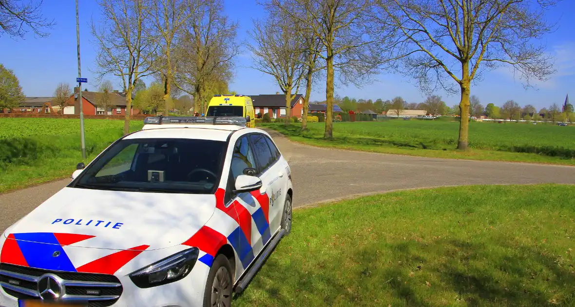 Motorrijder schuift over wegdek en belandt in sloot - Foto 12
