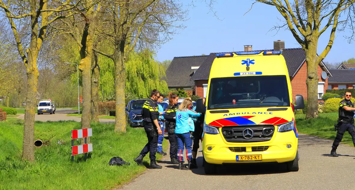 Motorrijder schuift over wegdek en belandt in sloot - Foto 14