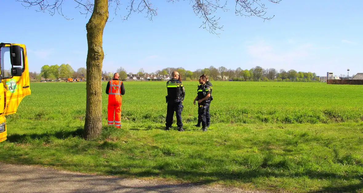Motorrijder schuift over wegdek en belandt in sloot - Foto 2