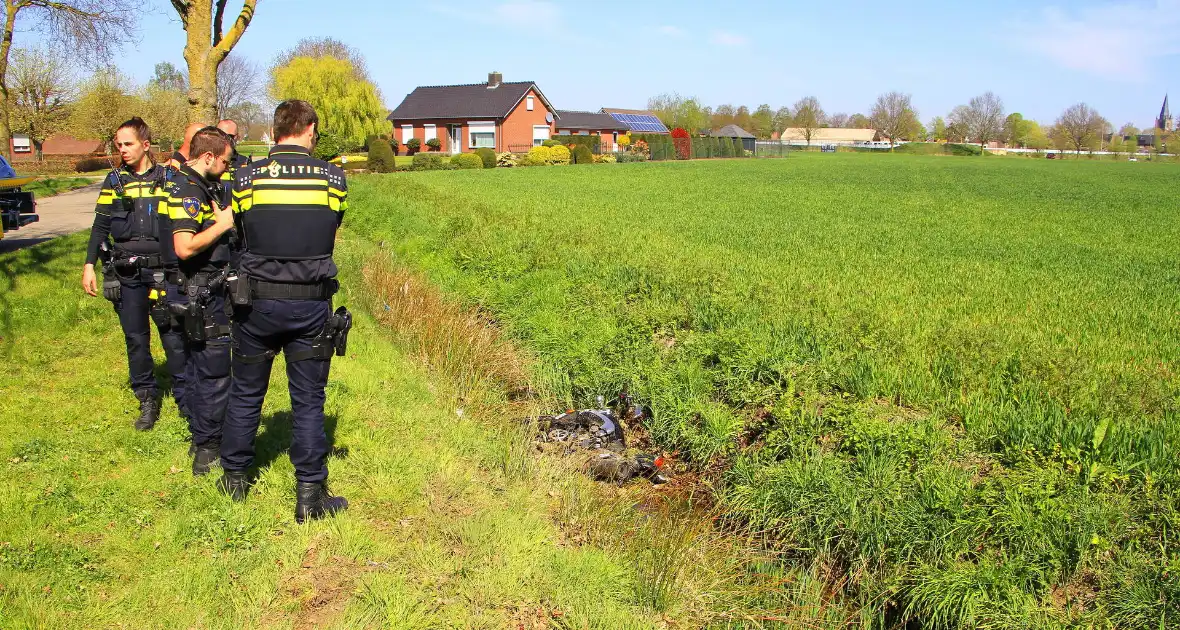 Motorrijder schuift over wegdek en belandt in sloot - Foto 3