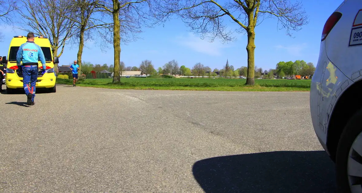 Motorrijder schuift over wegdek en belandt in sloot - Foto 5