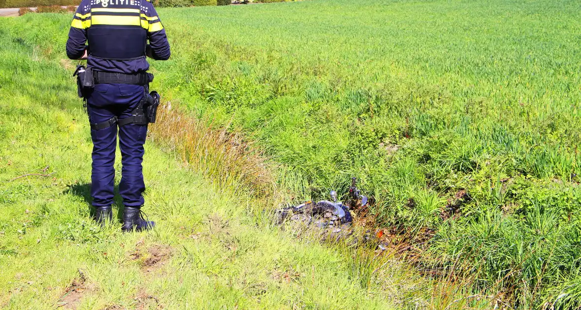Motorrijder schuift over wegdek en belandt in sloot - Foto 6
