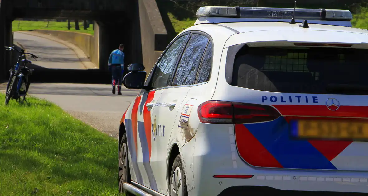 Motorrijder schuift over wegdek en belandt in sloot - Foto 7