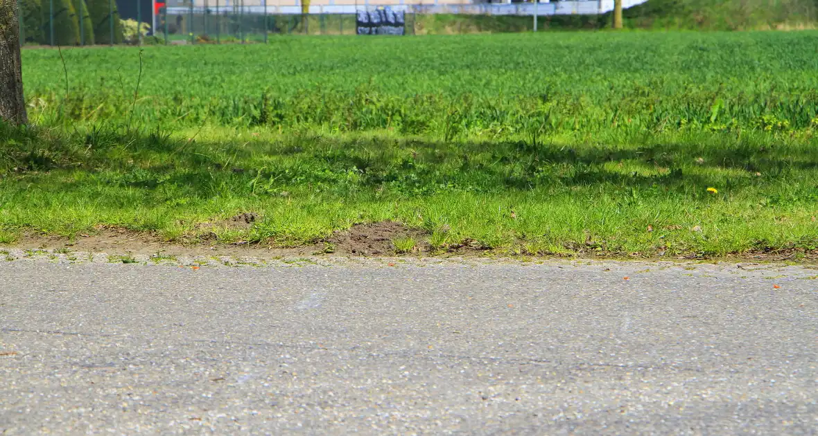 Motorrijder schuift over wegdek en belandt in sloot - Foto 8