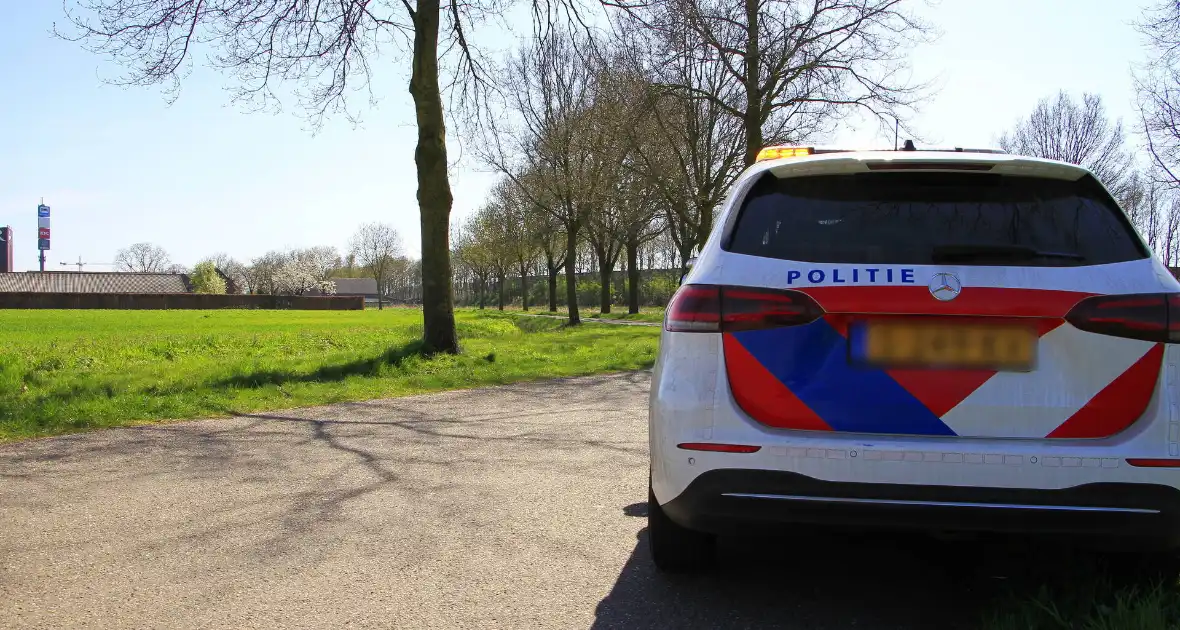 Motorrijder schuift over wegdek en belandt in sloot - Foto 9