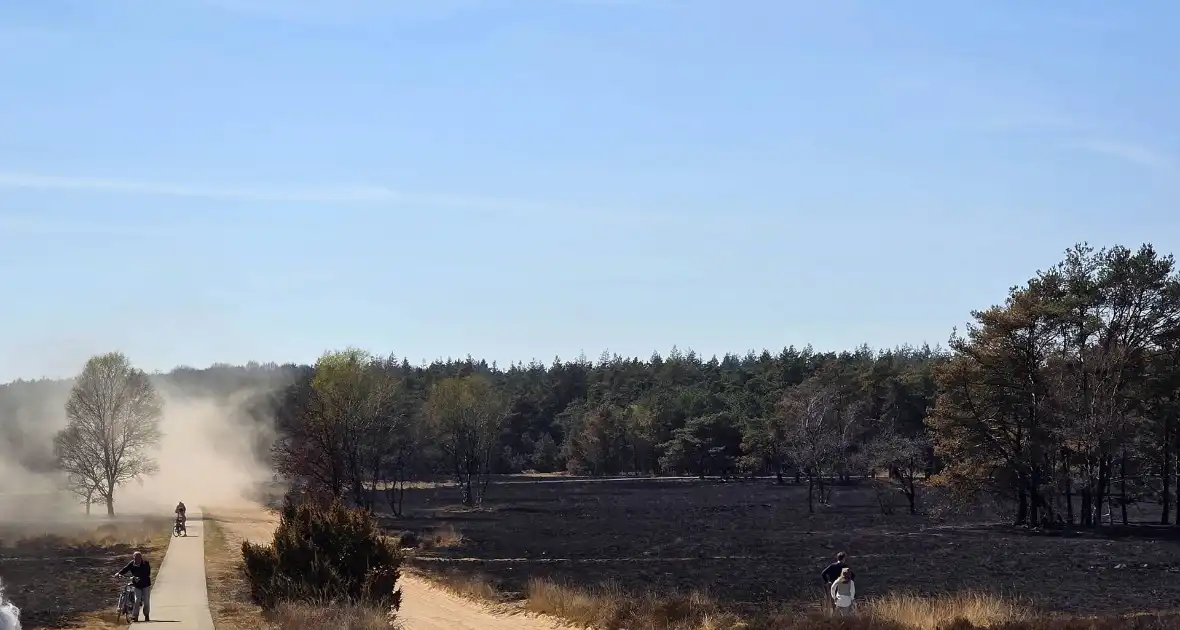 Rook waargenomen op heide brandweer blust brand - Foto 5