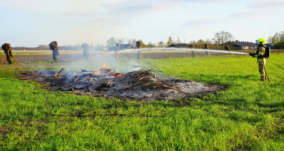 Snoeihout in vlammen, boom snel geblust - Foto 7