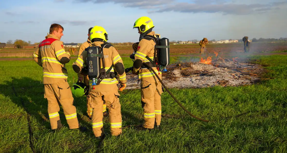 Snoeihout in vlammen, boom snel geblust - Foto 9