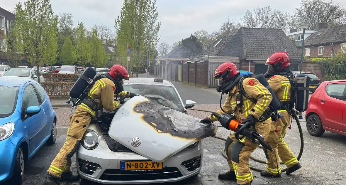 Voorzijde auto verwoest door brand tijdens rit