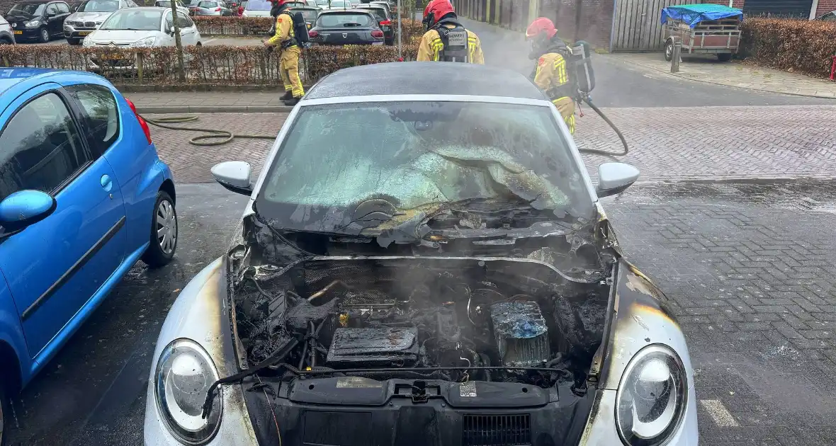 Voorzijde auto verwoest door brand tijdens rit - Foto 1