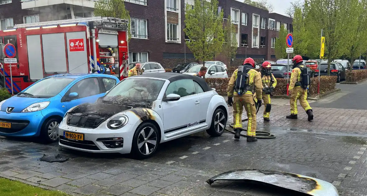 Voorzijde auto verwoest door brand tijdens rit - Foto 2