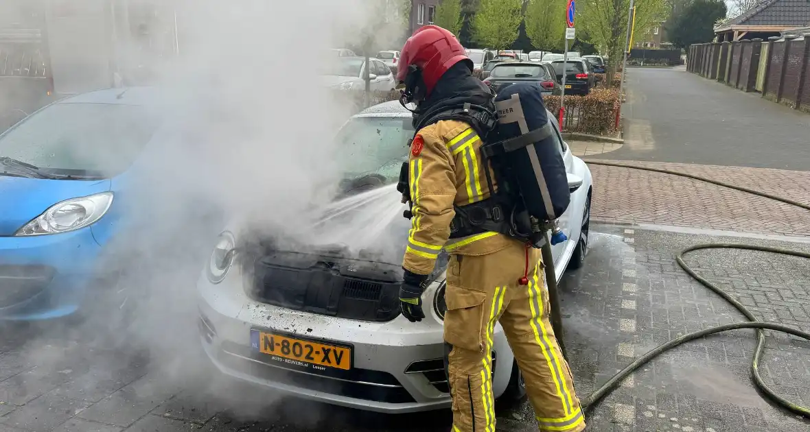 Voorzijde auto verwoest door brand tijdens rit - Foto 3