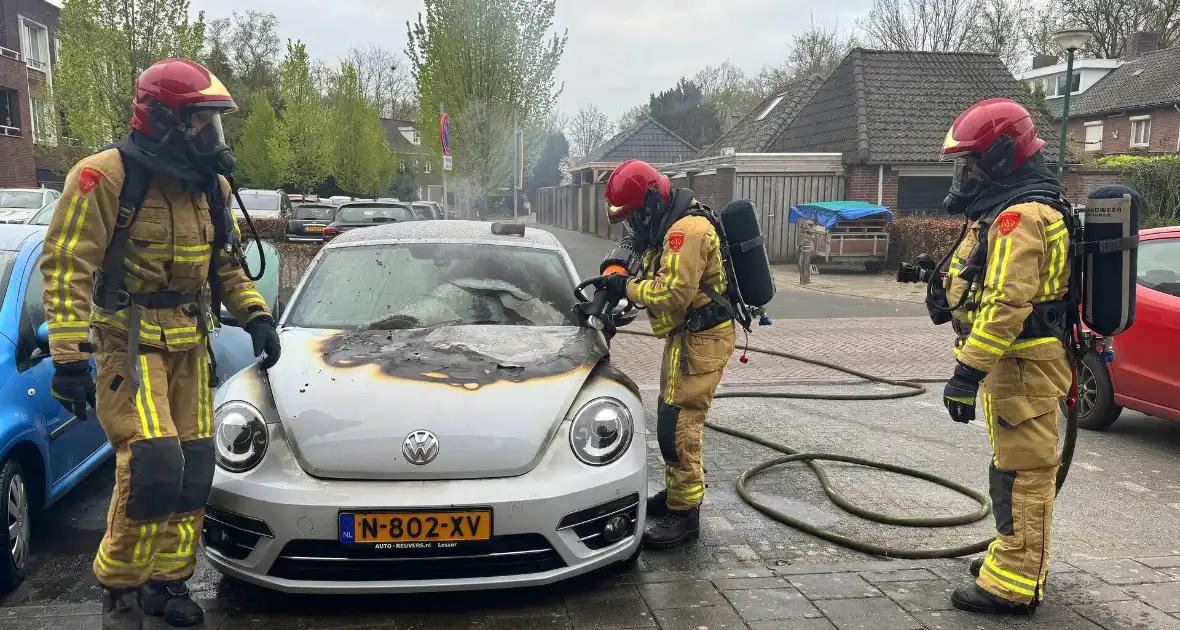 Voorzijde auto verwoest door brand tijdens rit - Foto 4