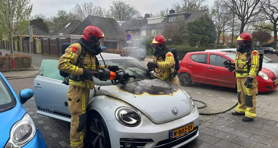 Voorzijde auto verwoest door brand tijdens rit - Foto 5
